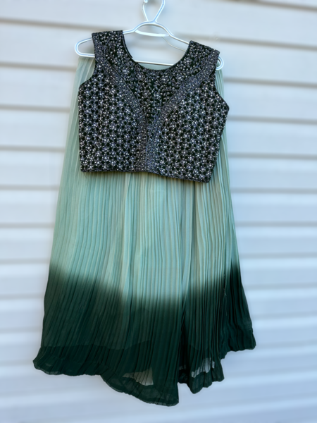 CROP TOP&SKIRT,SLEEVES ATTACHED